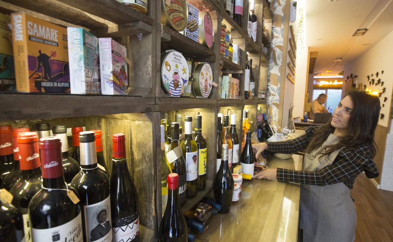 Clarisa Leiva, junto al mostrador de productos con los que trabajan, y que ya tenían en el puesto del mercado de Ruzafa. 