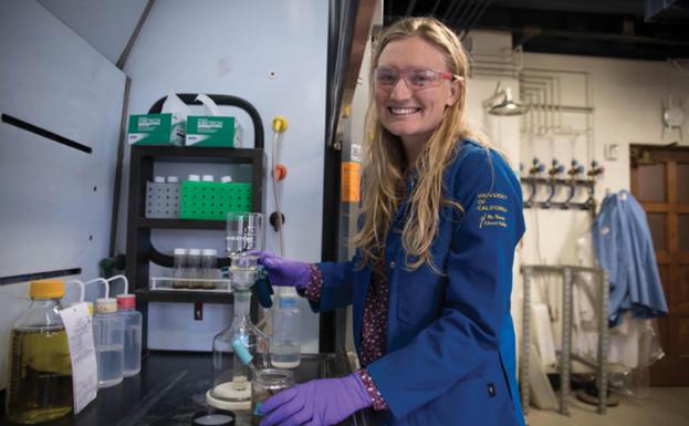 Alexandra Phillips en el laboratorio de química orgánica de Caltech filtrando sedimentos recolectados en el campo. 