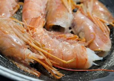 Imagen secundaria 1 - El paso a paso para preparar alubias del confit con gambas y calamar de playa. 