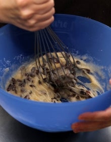 Imagen secundaria 2 - Los ingredientes, Xaro midiendo el azúcar con un vaso y momento en el que mezcla los ingredientes. 