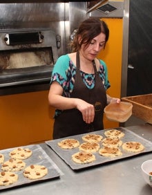 Imagen secundaria 2 - Las cocas con pasas y nueces y las fases previas antes del horneado. 