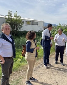 Imagen secundaria 2 - Visita a distintos puntos de Tavernes y foto de familia en la puerta del consistorio. 