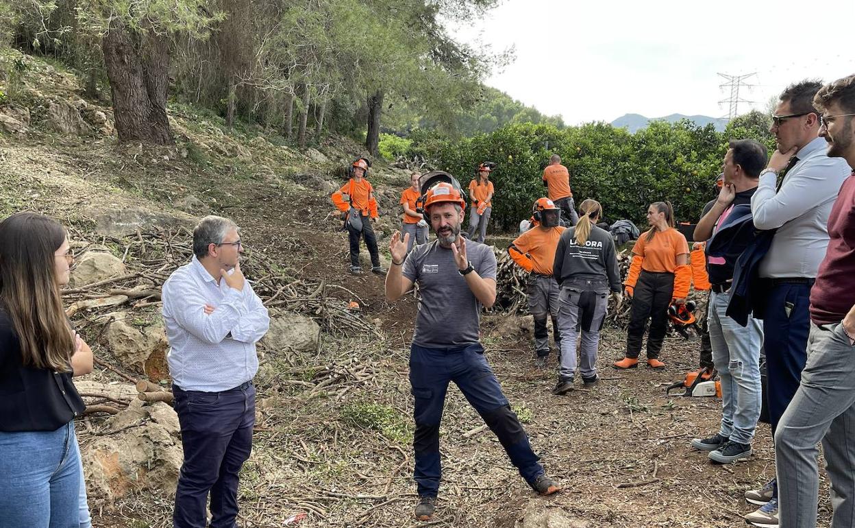 Representantes de Tavernes y Penne en un paraje de la Valldigna. 