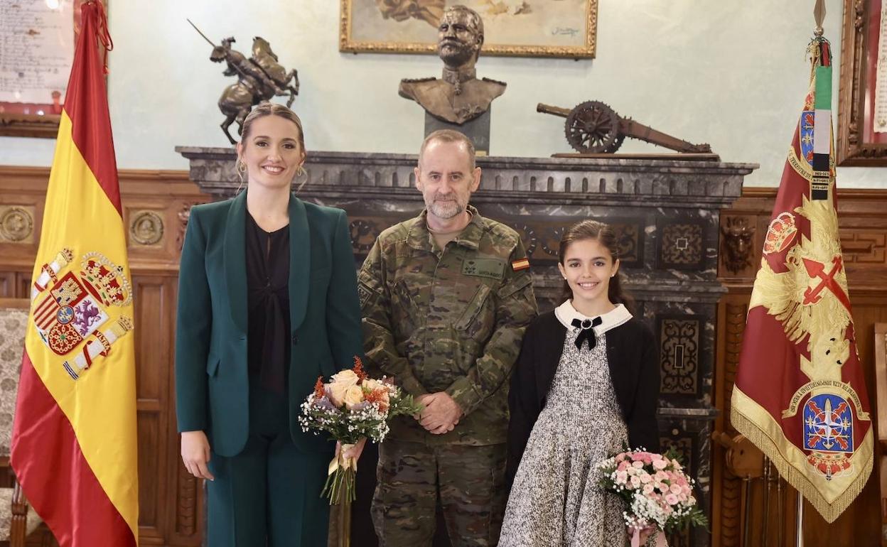 Las falleras mayores de Valencia 2023, Laura Mengó y Paula Nieto, junto al teniente General y jefe del CGTAD, Fernando García-Vaquero. 