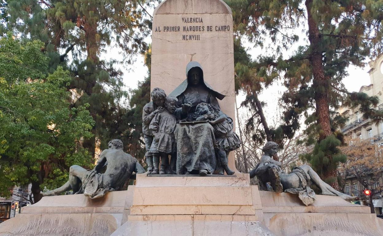 Conjunto escultórico de Mariano Benlliure, dedicado al marqués de Campos. 