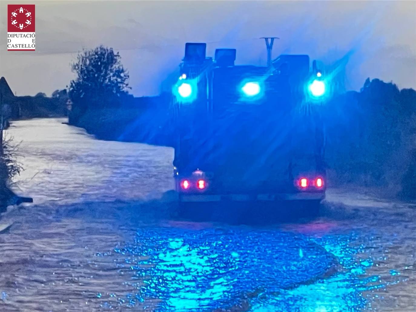 Los bomberos realizan achiques y rescates en carreteras, colegios y residencias de toda la provincia.