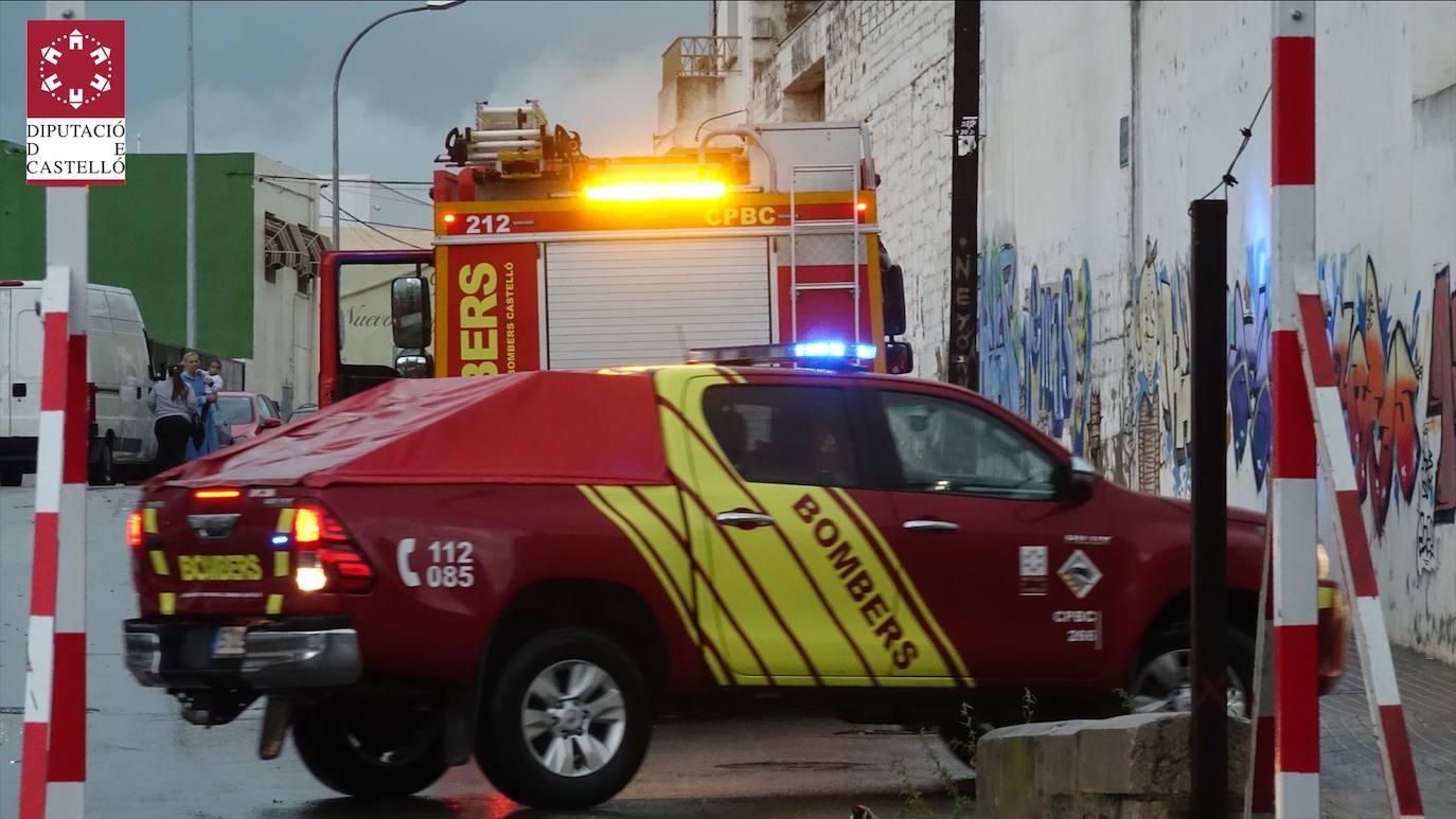 Los bomberos realizan achiques y rescates en carreteras, colegios y residencias de toda la provincia.