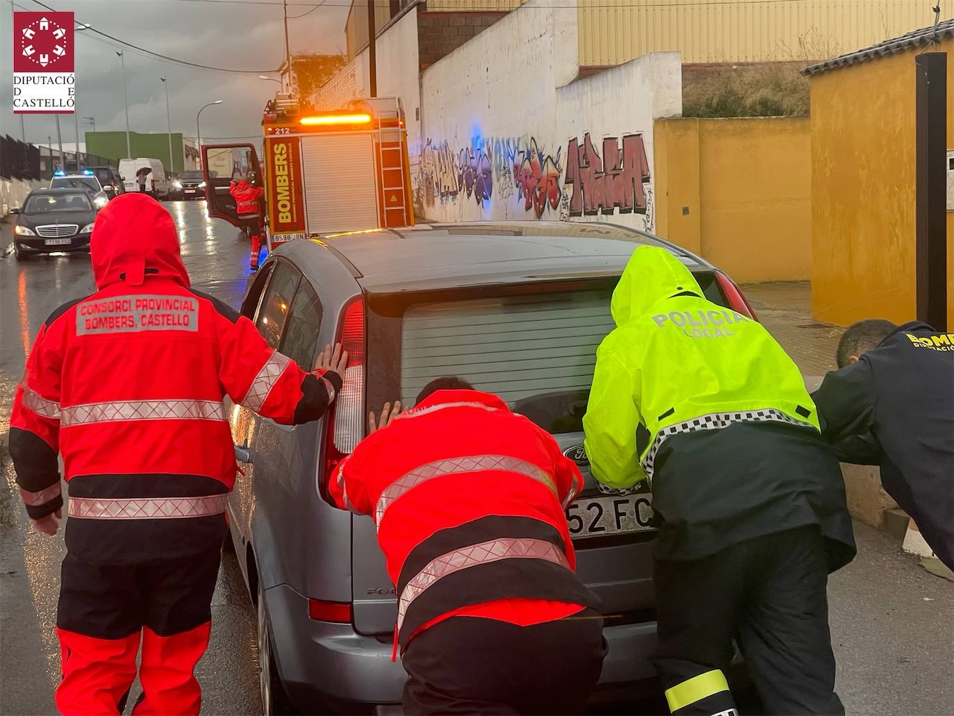 Los bomberos realizan achiques y rescates en carreteras, colegios y residencias de toda la provincia.