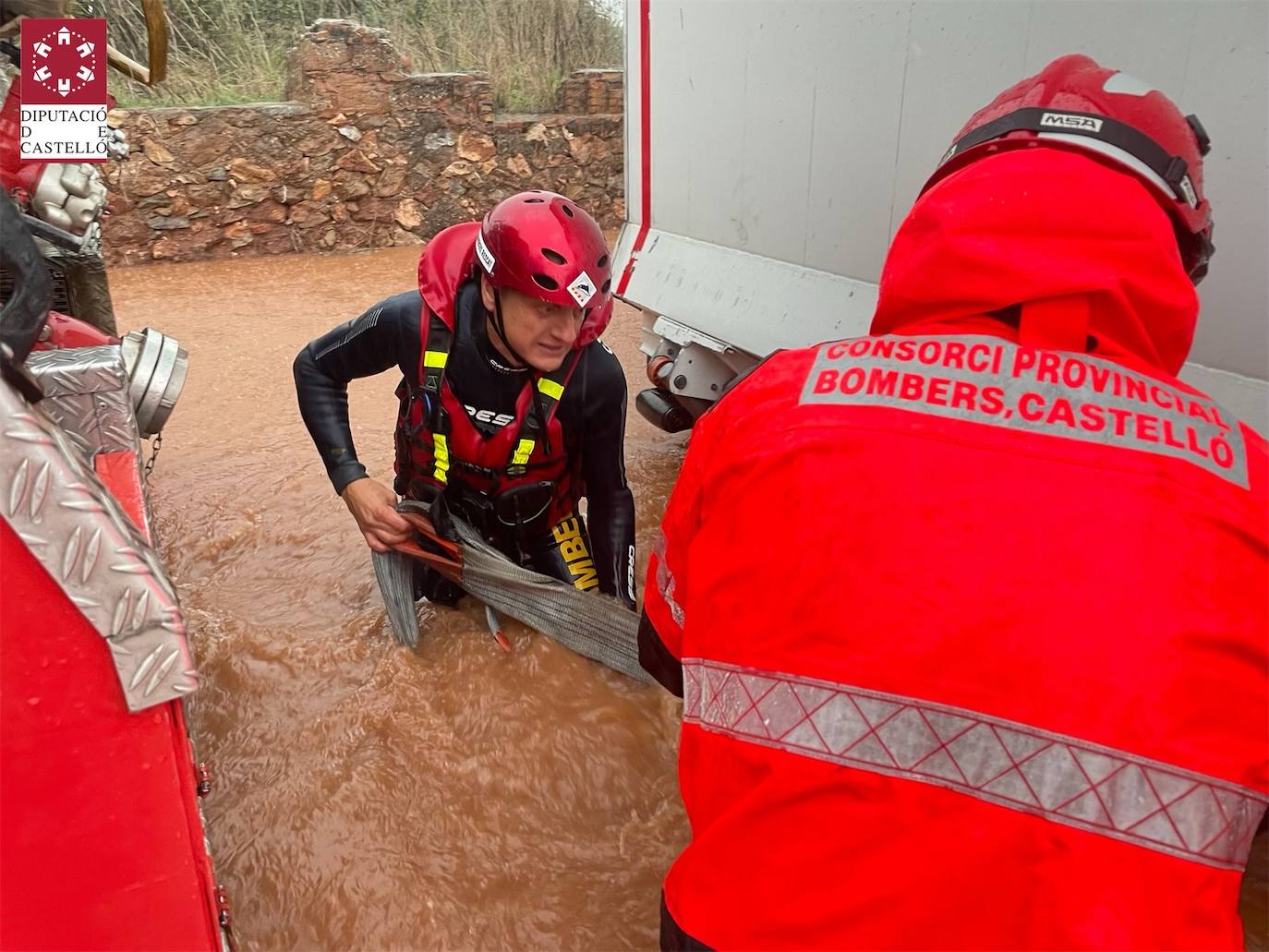 Los bomberos realizan achiques y rescates en carreteras, colegios y residencias de toda la provincia.