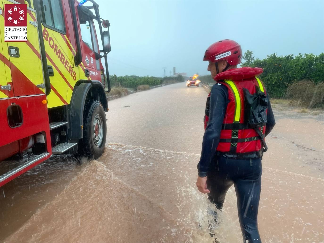 Los bomberos realizan achiques y rescates en carreteras, colegios y residencias de toda la provincia.