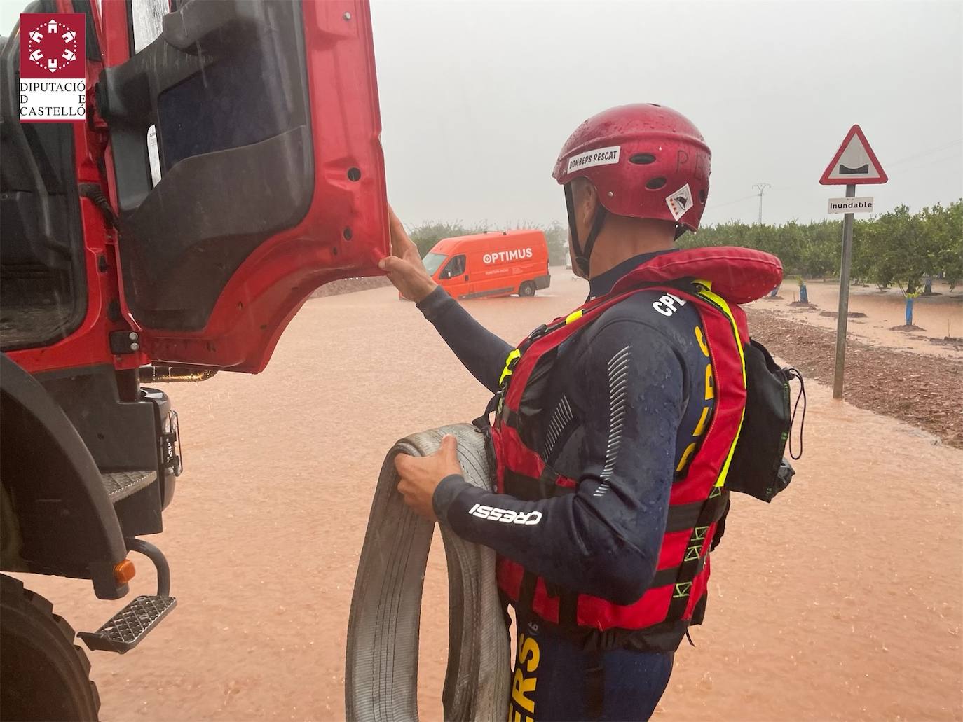 Los bomberos realizan achiques y rescates en carreteras, colegios y residencias de toda la provincia.