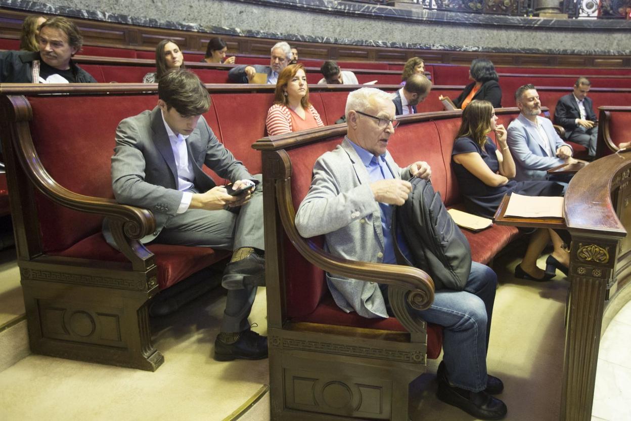 Bancada del gobierno municipal, con el alcalde Ribó y el concejal Sanjuán. 