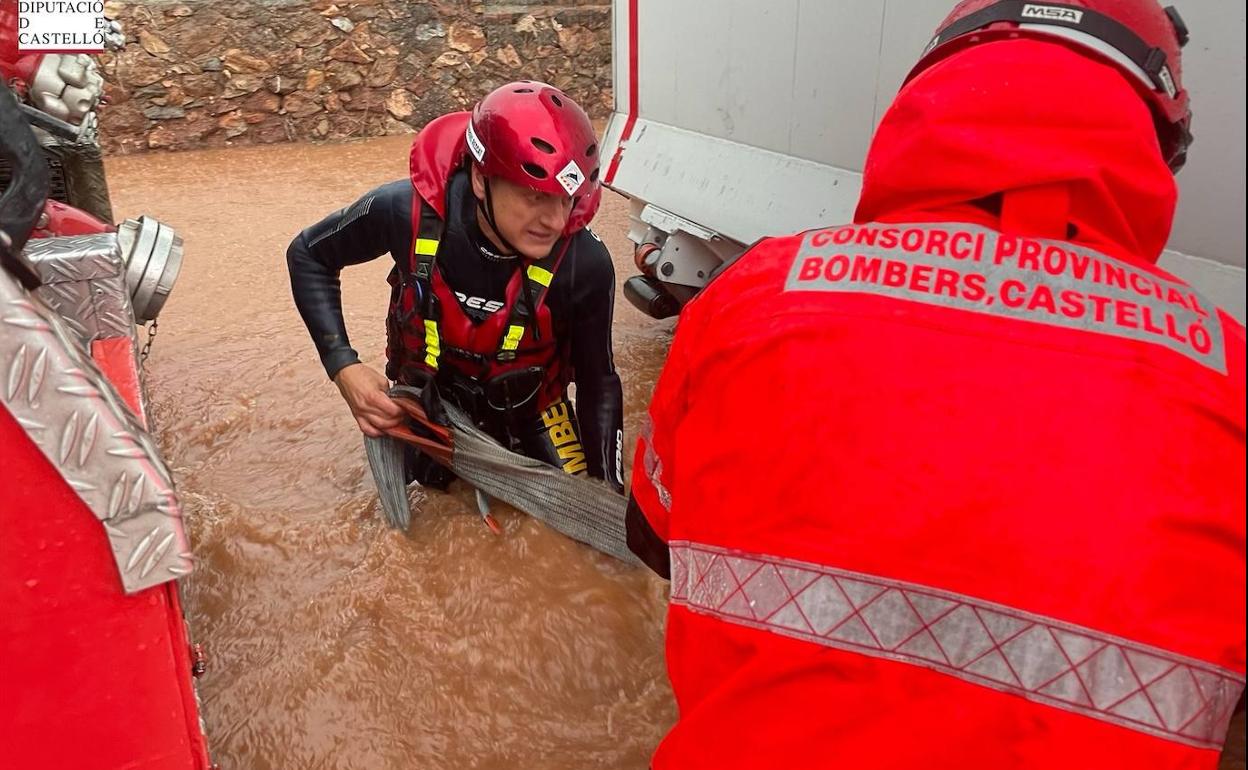 Un camión queda atrapado por el agua en un barranco entre Nules y Moncofa, en el camí Caminàs.