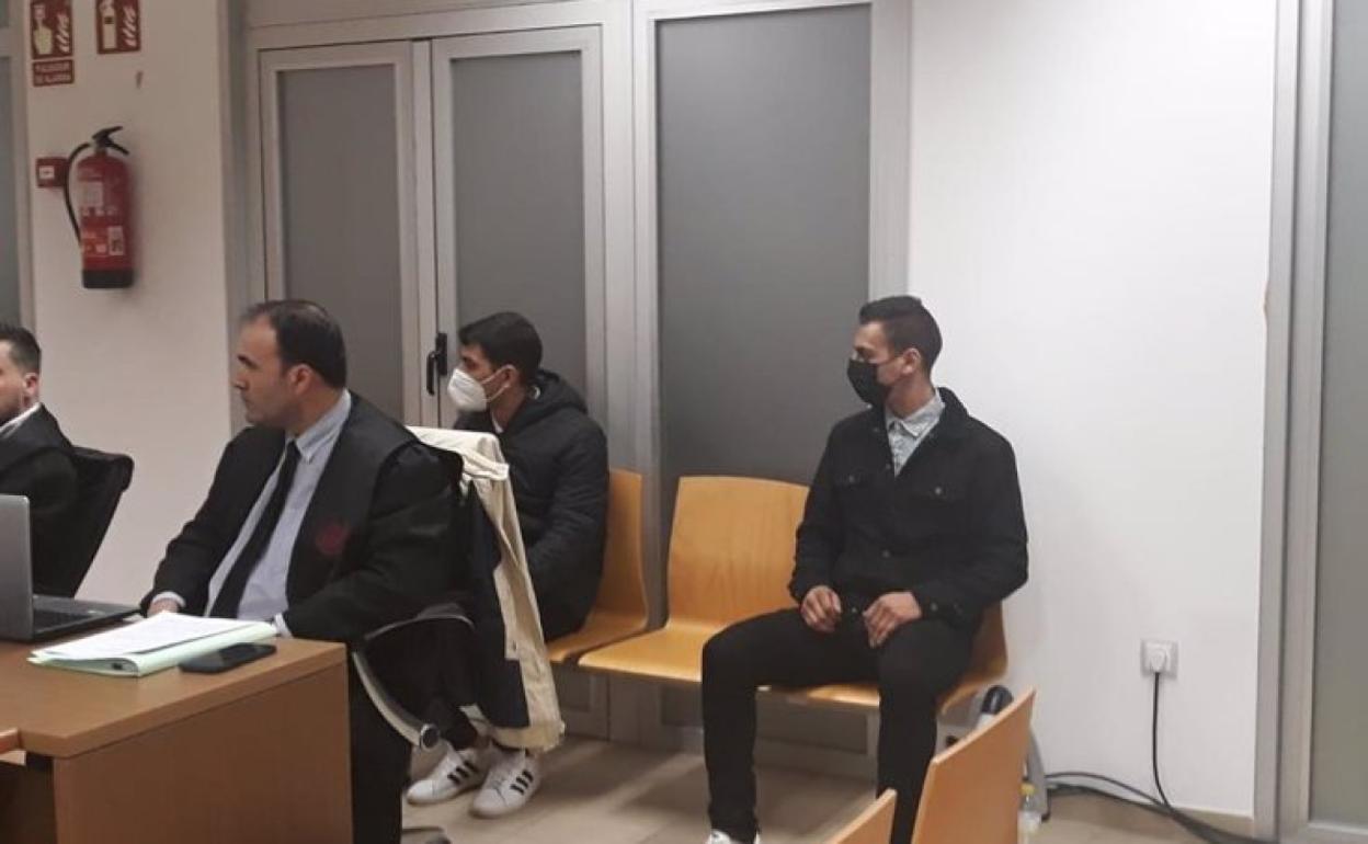 Los dos acusados, durante el juicio que ha tenido lugar esta semana en la Audiencia Provincial de Alicante. 