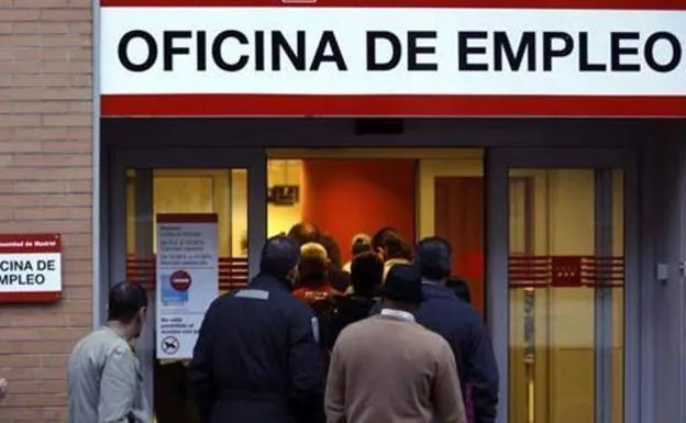 Ciudadanos hacen cola para entrar en una oficina del SEPE. 