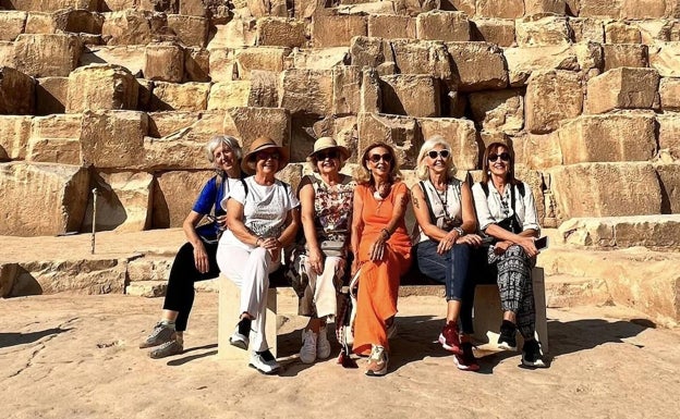 El grupo de amigas que ha viajado a Egipto, entre ellas Hortensia Herrero y Mayrén Beneyto.