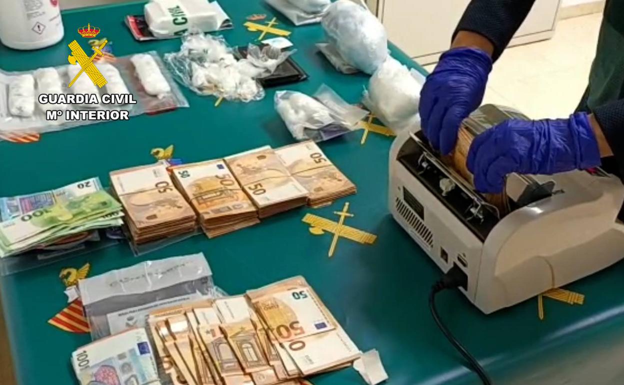 El dinero y la droga incautados en la operación 'TUBULARVAL'