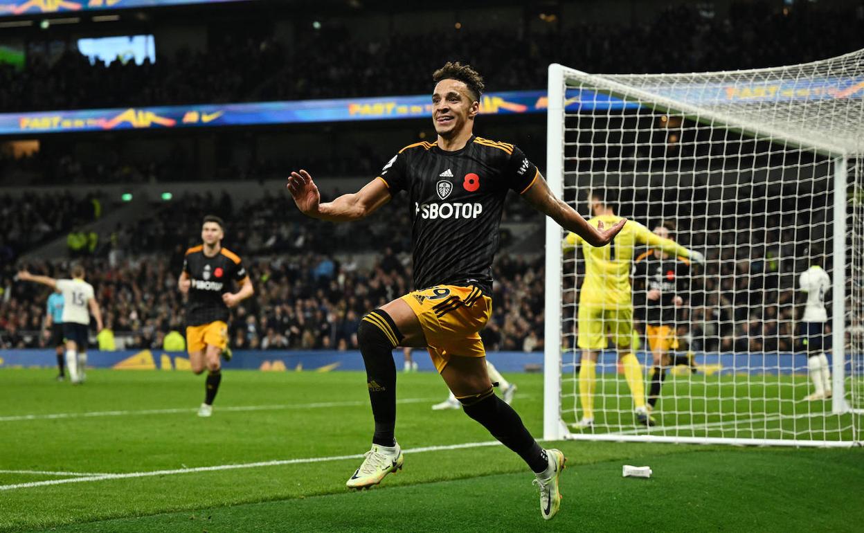 Rodrigo, tras marcar un gol con el Leeds frente al Tottenham. 