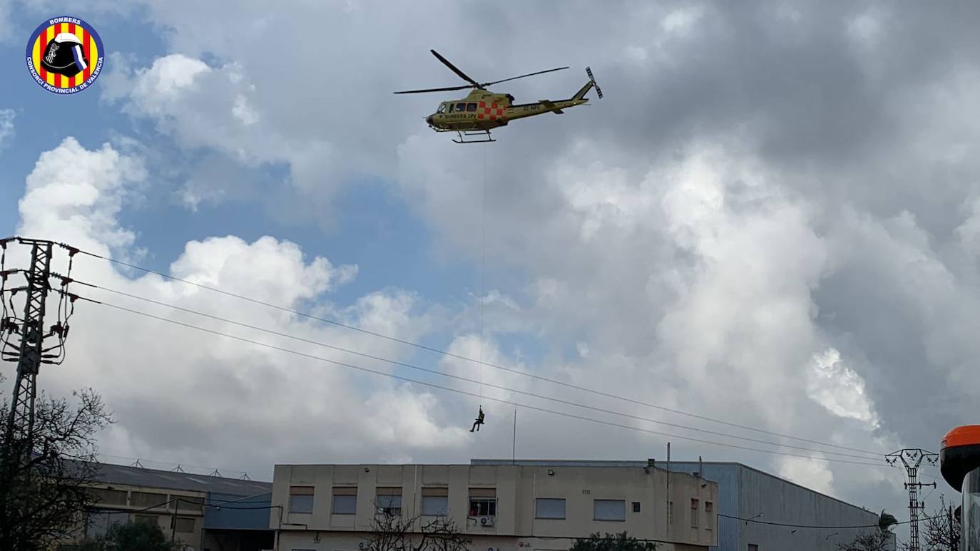 Los bomberos rescatan a un grupo de trabajadores atrapados por la lluvia en su empresa de Quart de Poblet