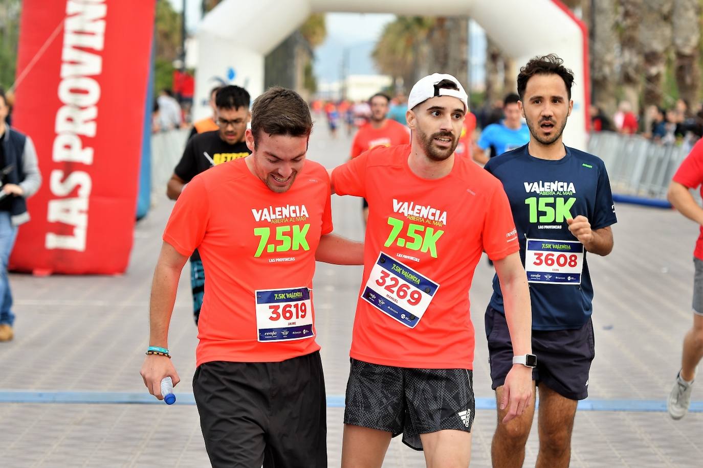 Fotos: Búscate en la llegada de la 15K y 7.5K Valencia Abierta al Mar 2022