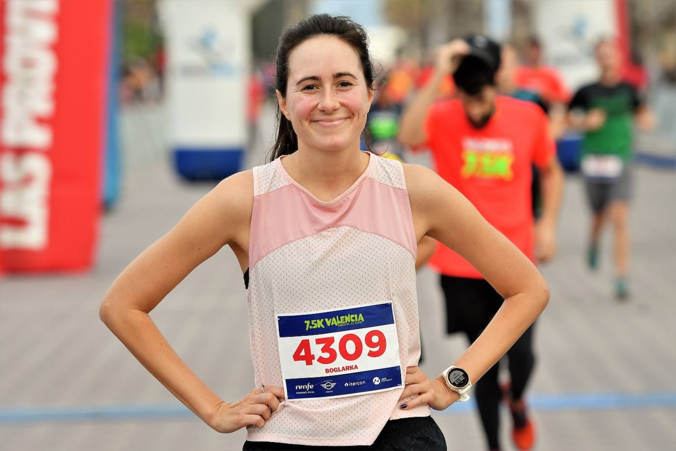 Fotos: Búscate en la llegada de la 15K y 7.5K Valencia Abierta al Mar 2022