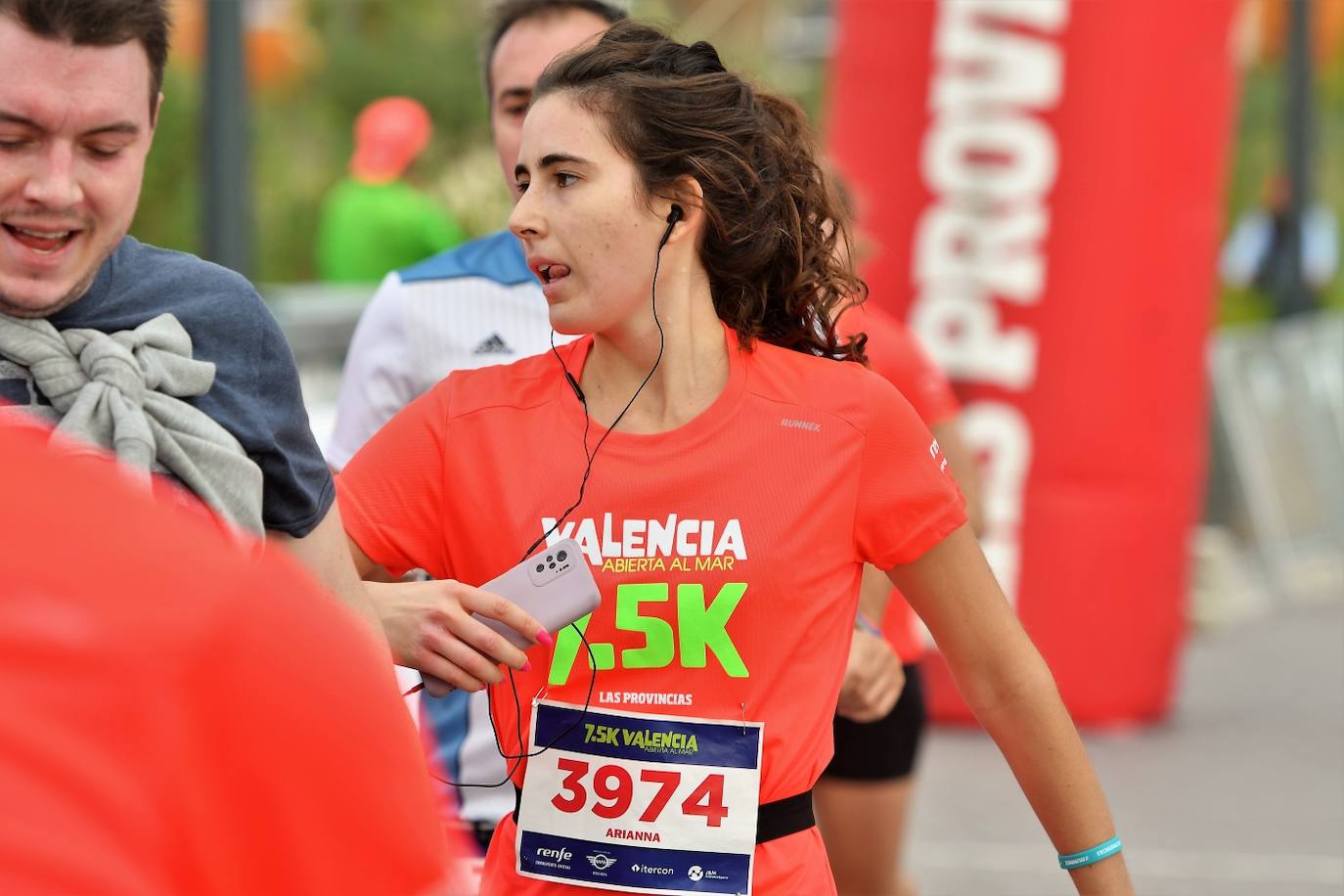 Fotos: Búscate en la llegada de la 15K y 7.5K Valencia Abierta al Mar 2022