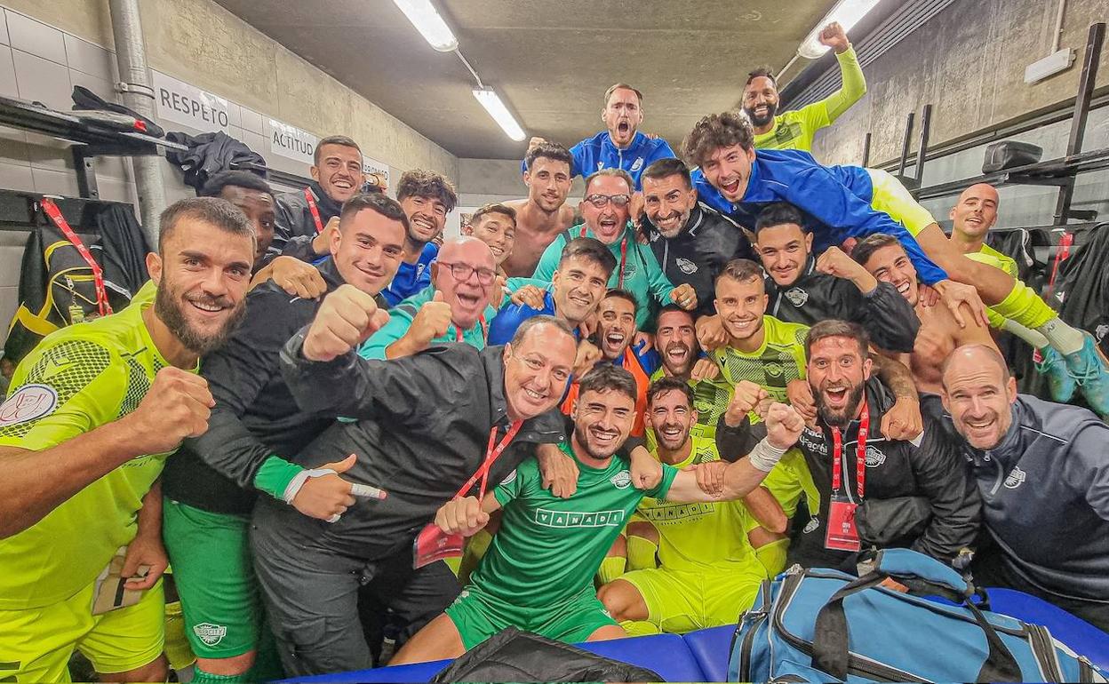 Jugadores, directivos y miembros del cuerpo técnico celebran el pase en Navarra. 