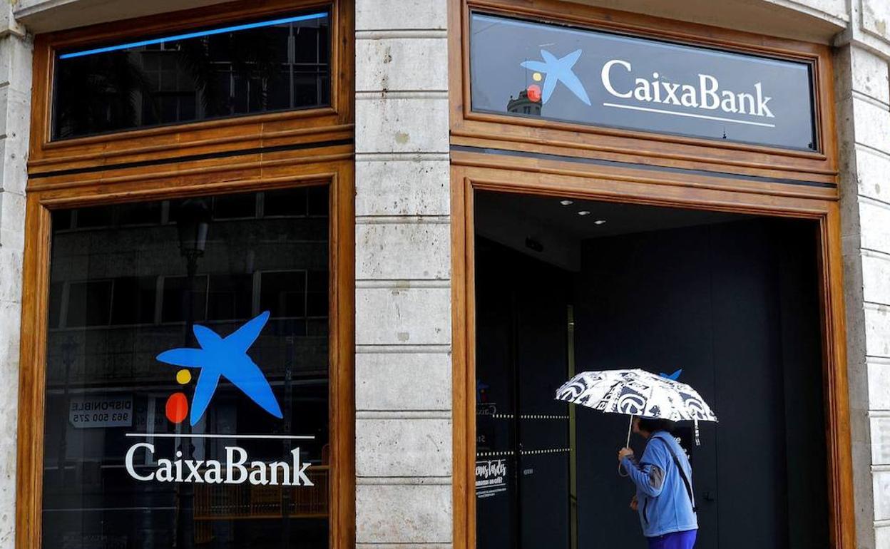 Una oficina de Caixabank en Valencia. 