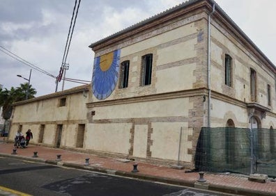 Imagen secundaria 1 - Trabajos de rehabilitación en la Casa dels Bous y reloj solar de la fachada. 