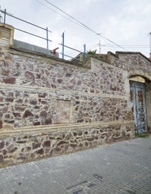 Imagen secundaria 2 - Trabajos de rehabilitación en la Casa dels Bous y reloj solar de la fachada. 