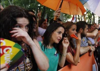 Imagen secundaria 1 - 1. La Policía Nacional entra en un apartamento donde se celebraba una fiesta ilegal durante el estado de alarma. 2. Dirigentes de Ciudadanos, acosados durante la manifestación del Orgullo Gay de 2019. 3. Marlaska sobre la cinta de correr en el Ministerio del Interior. 