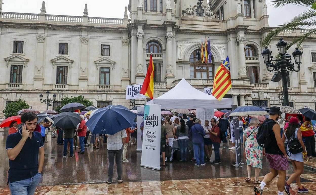 Concentración de Hablamos Español reclamando libertad lingüística en los colegios y la administración. 