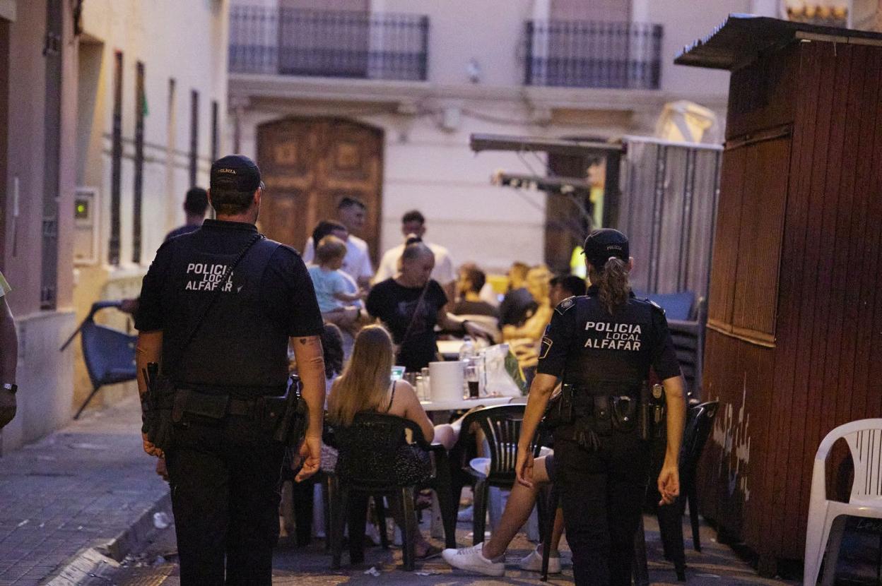 Dos policías locales de Alfafar vigilan el recinto de las fiestas. 