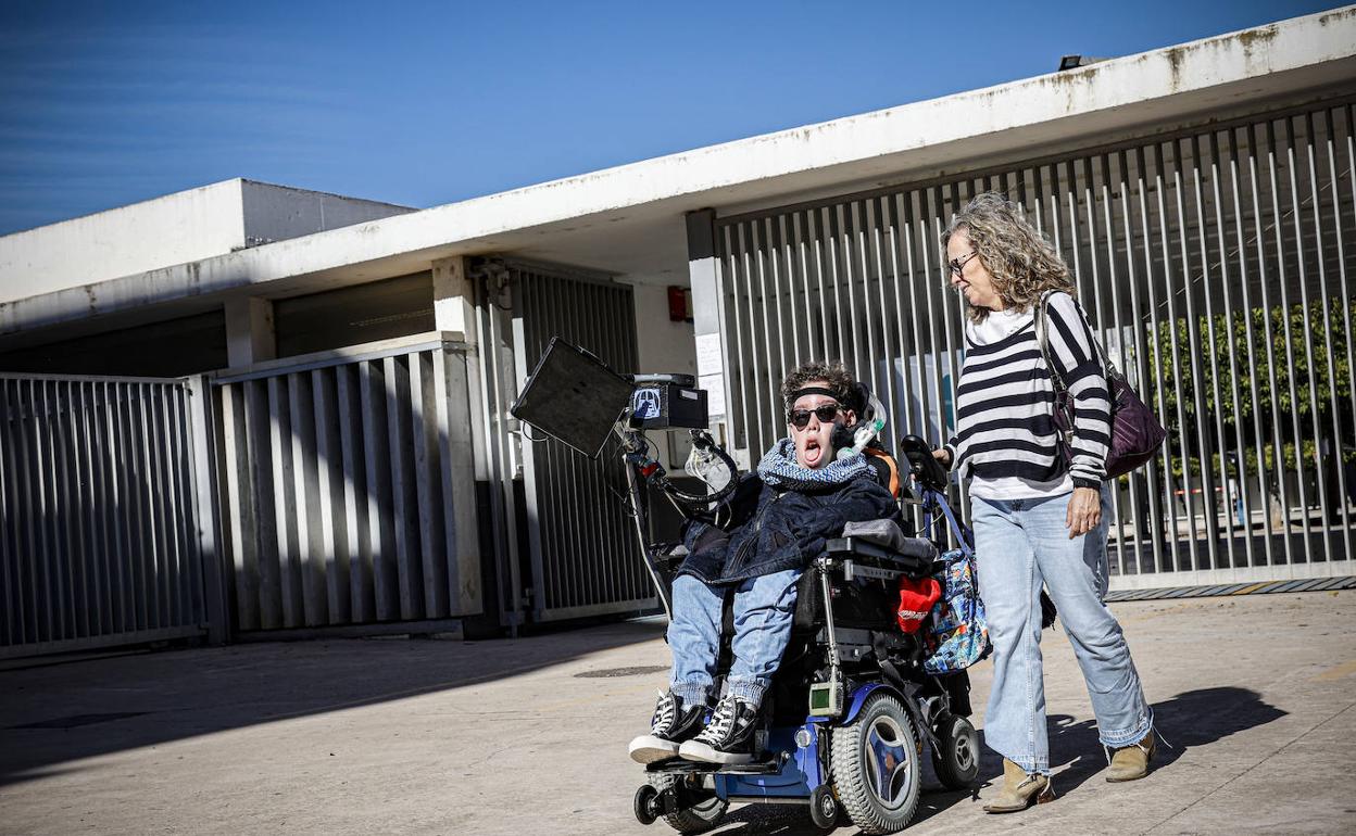 Miguel con su madre, Gador, a las puertas del instituto. 