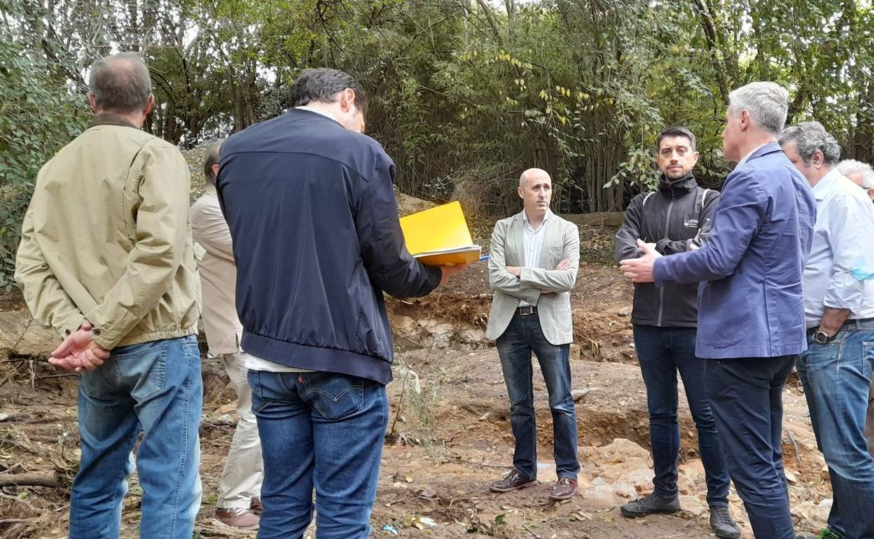 Visita de políticos y técnicos a la zona afectada. 