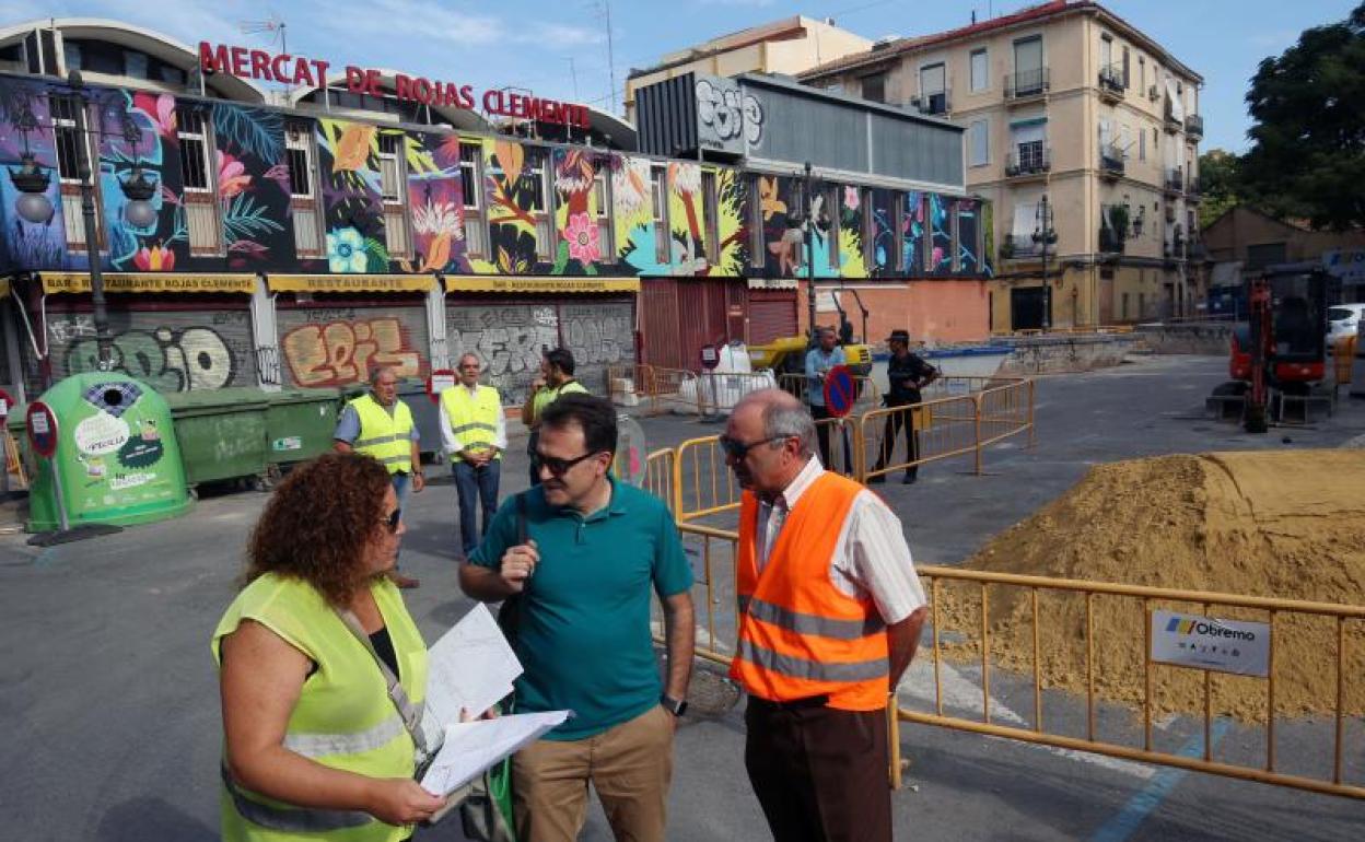 El concejal Grezzi, en una visita a las obras del entorno del Mercado de Rojas Clemente.