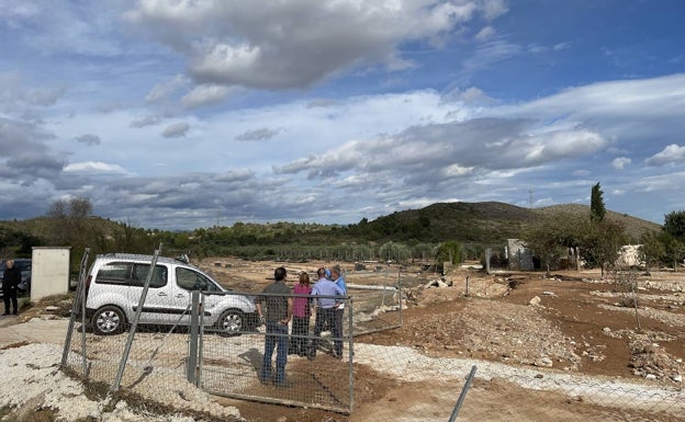 Imagen principal - El campo del agricultor, el camino destrozado y el garaje inundado. 