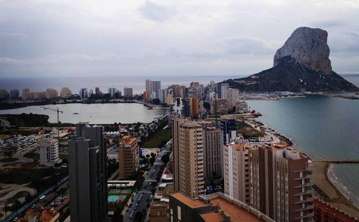 Vista del Calp con las Salinas y el Peñón de Ifach. 