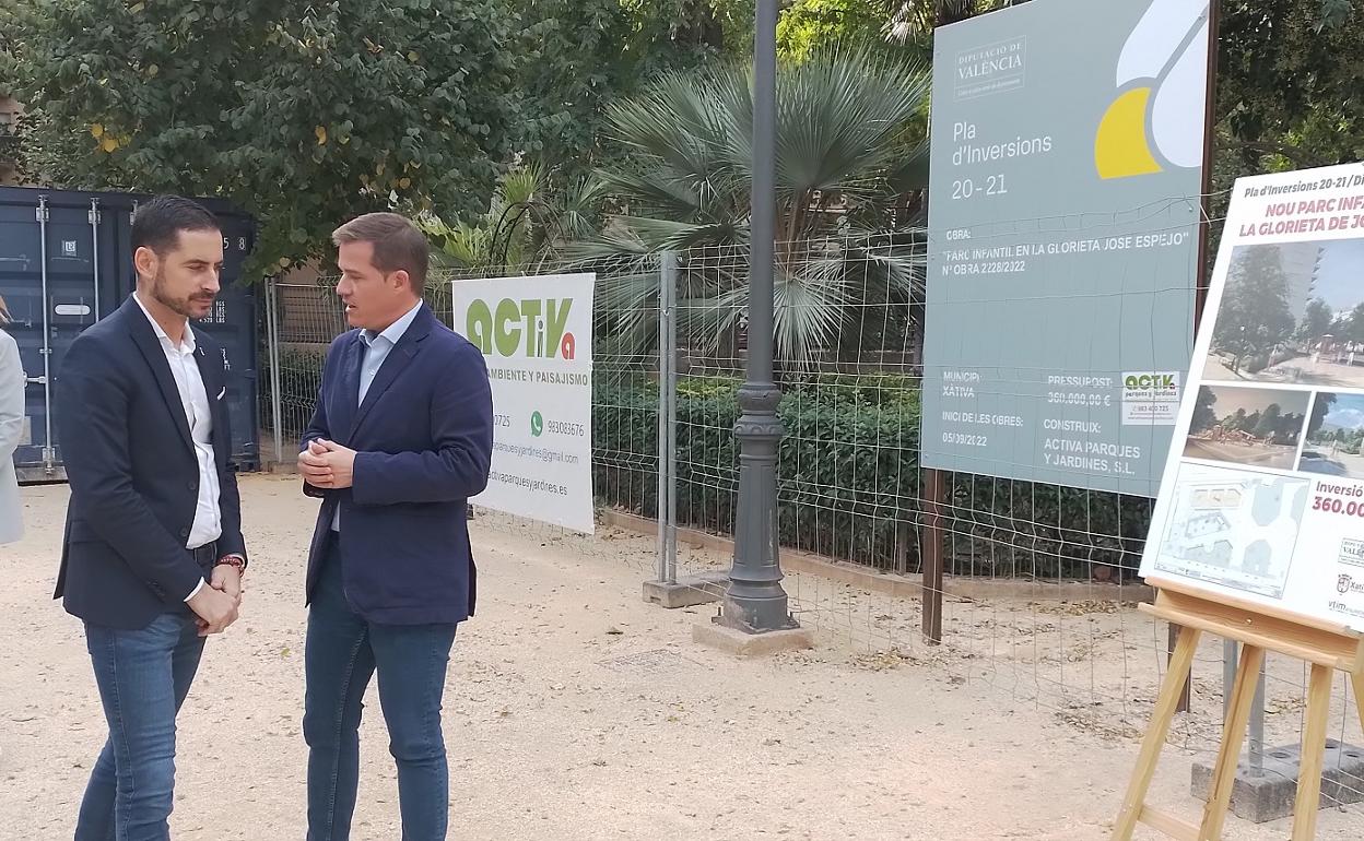 El diputado de Cooperación Municipal y el alcalde de Xàtiva han visitado la actuación de la Glorieta José Espejo. 