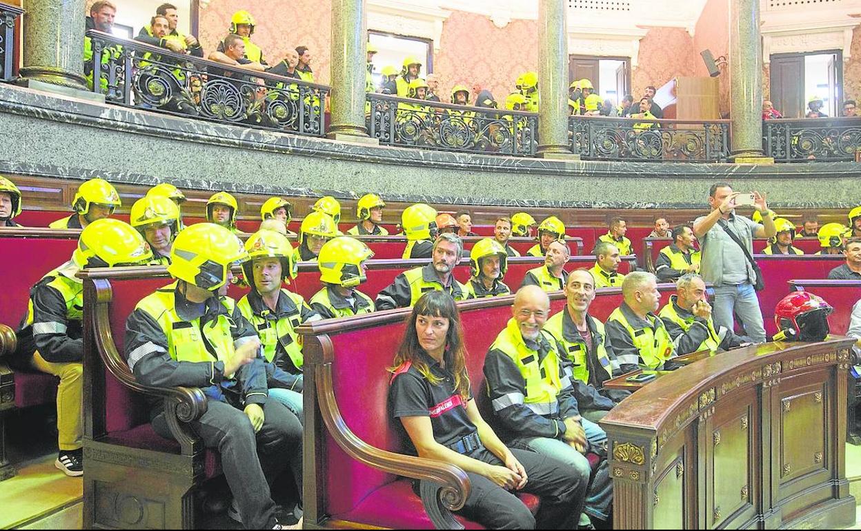 Decenas de bomberos, reunidos ayer en el Hemiciclo municipal antes de la asamblea.