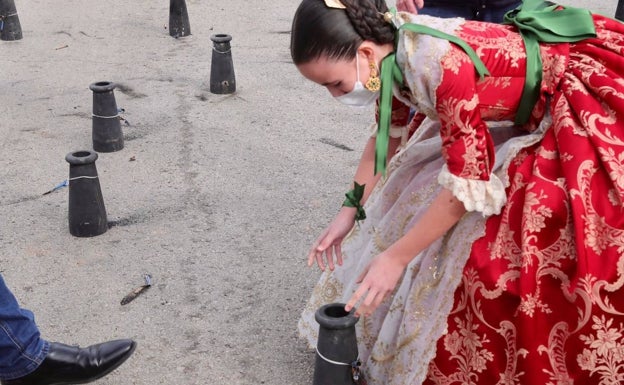 Nerea López (FMIV 2022), antes del disparo de una mascletà en la Ciudad del Artista Fallero. 