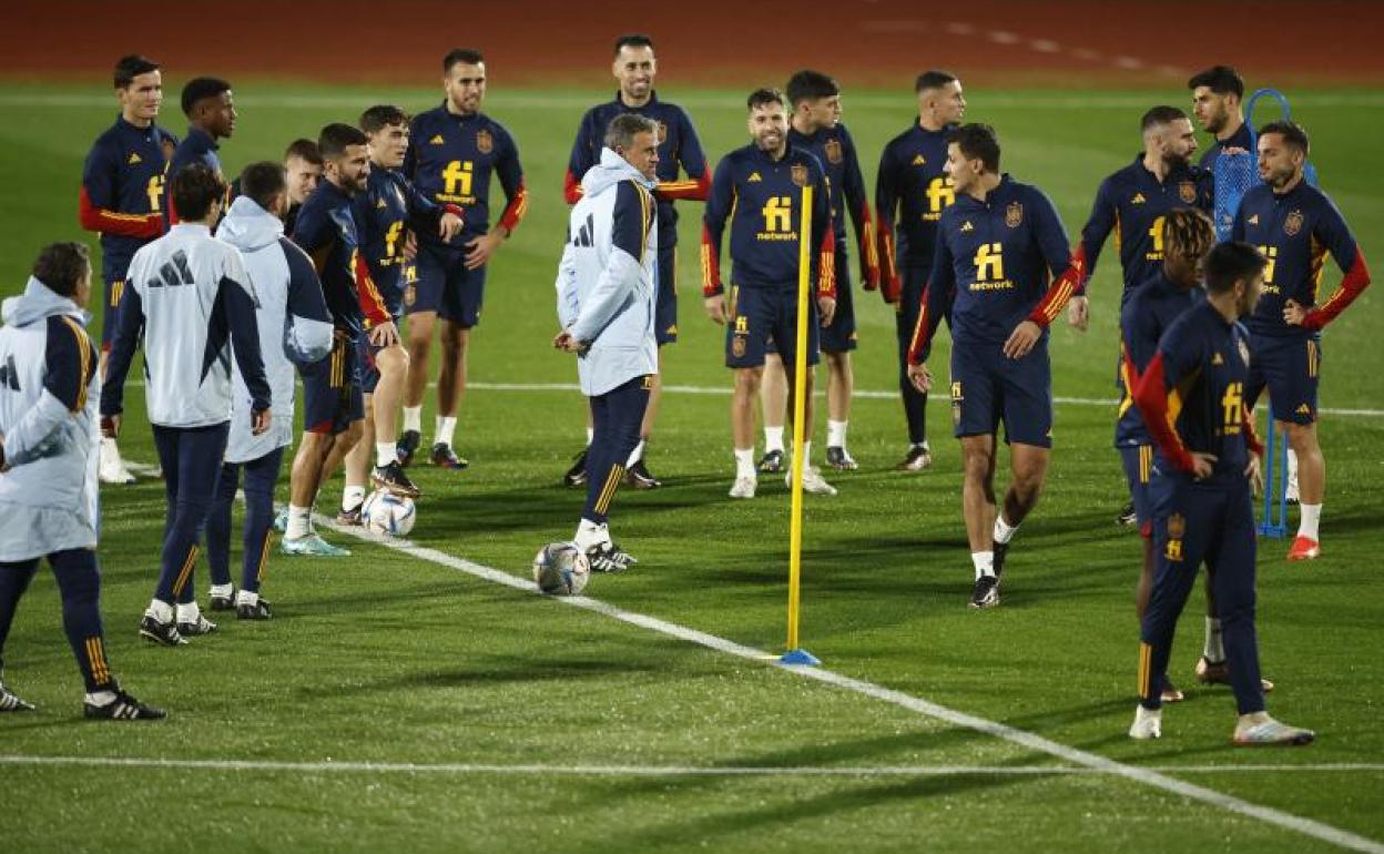 Luis Enrique durante el entrenamiento con los jugadores de ls selección. 