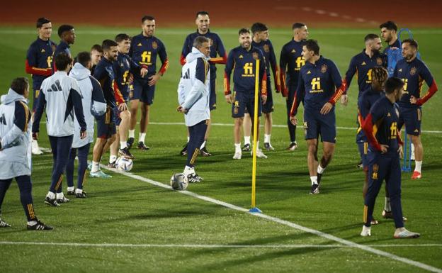 Cuántos futbolistas de la selección española juegan en el extranjero y en qué equipos