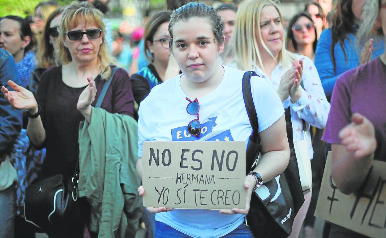 Mujeres se manifiestan contra la violencia machista. 