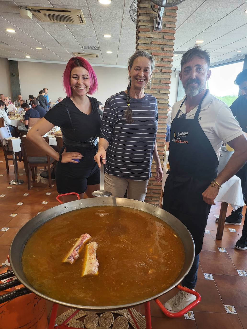 Alma Villalta con su madre Paola Dominguín y Edu Torres, de Molino Roca.