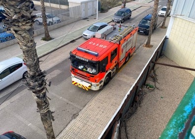 Imagen secundaria 1 - La actuación de los bomberos en el pabellón de Moncada. 