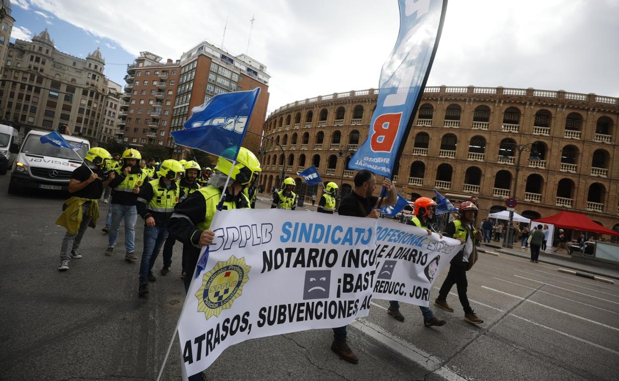 Los bomberos, durante su protesta esta mañana.