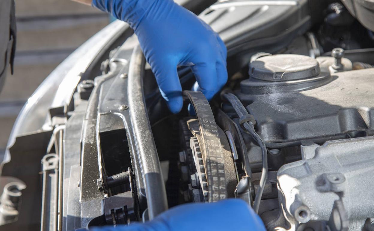 Revisión de un vehículo en la ITV. 