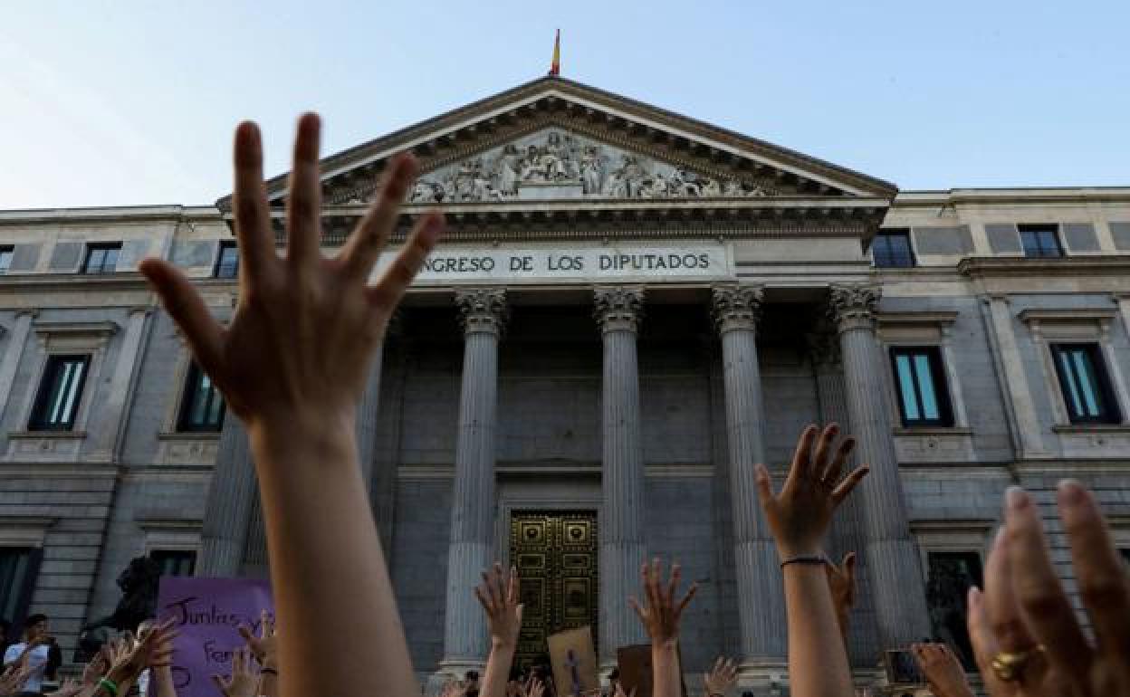 Mujeres se manifiestan contra la violencia de género frente al Congreso de los diputados.