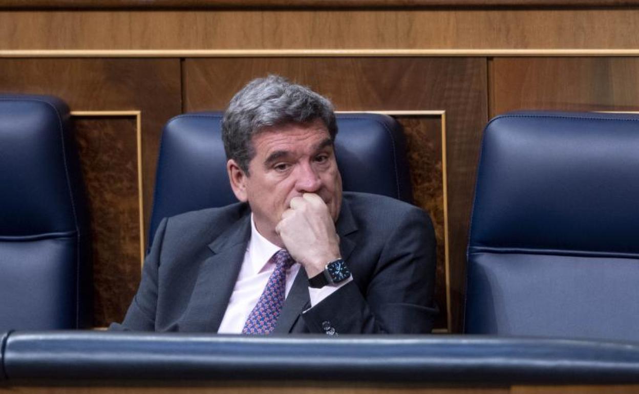 El ministro de Inclusión, Seguridad Social y Migraciones, José Luis Escrivá, durante una sesión plenaria en el Congreso de los Diputados.